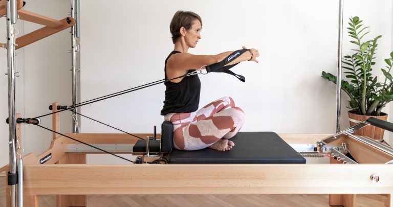 Pilates‑Übung auf dem Reformer im MissionYou‑Studio – gezieltes Training für Kraft, Stabilität und Körperbewusstsein.