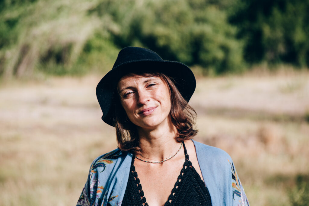 Portrait von Tina Schober in der Natur – Coaching und Achtsamkeit im Einklang mit der Natur.